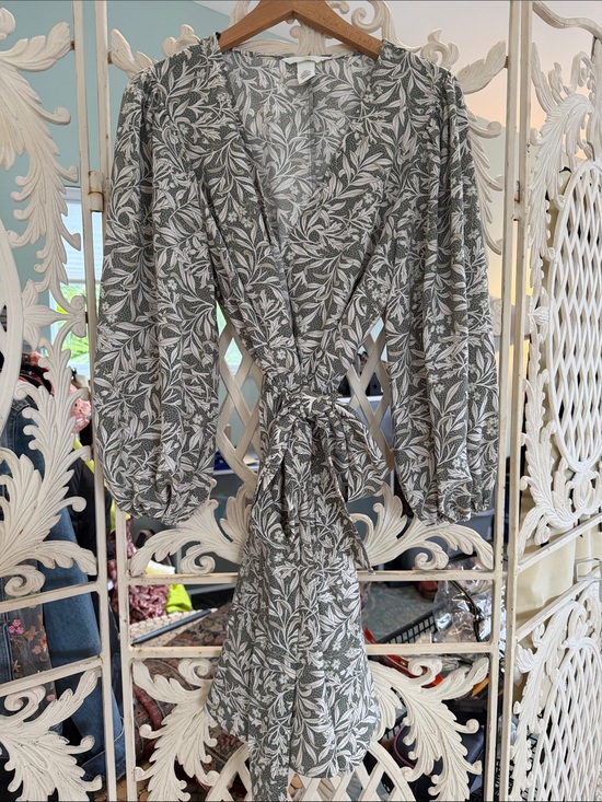 H&M Dresses & Skirts - H&M Green and White Leaf-Print Dress